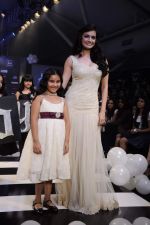 Dia Mirza walk the ramp for Rocky S at Kids Fashion Week day 1 on 17th Jan 2012 (58).JPG